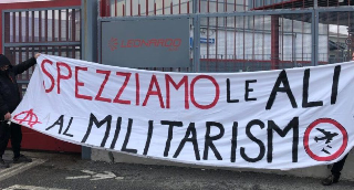 Protesta e cartelli per dire no alla guerra davanti al cantiere della Città dell’Aerospazio